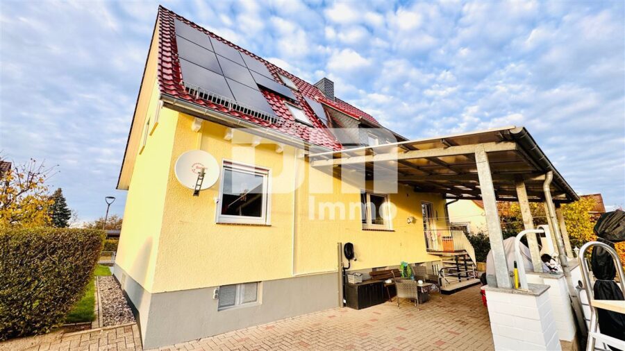 Umfassend saniertes Ein-/Zweifamilienhaus + Carport, PV-Anlage, Speicher, Wallbox - Rückansicht / Terrasse überdacht